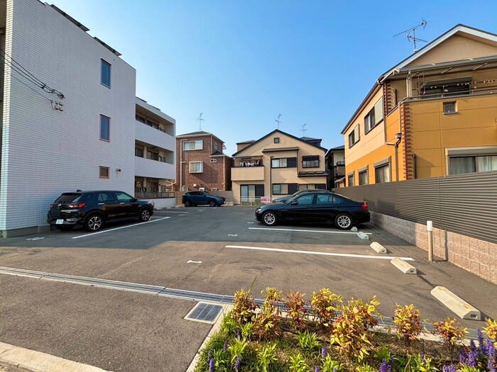 物件外観写真3　(駐車場)