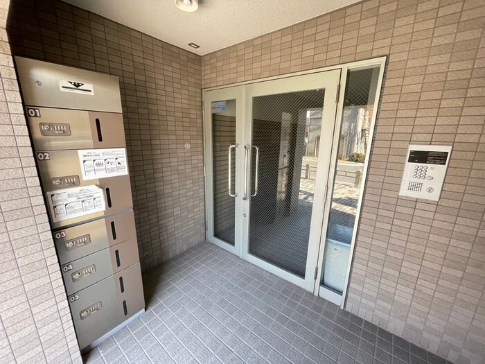 物件外観写真3　(エントランス部分)