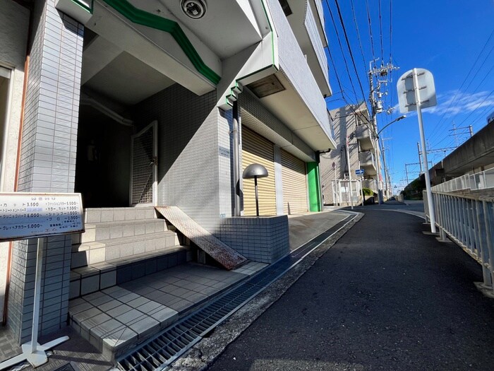 物件外観写真5　(エントランス部分)