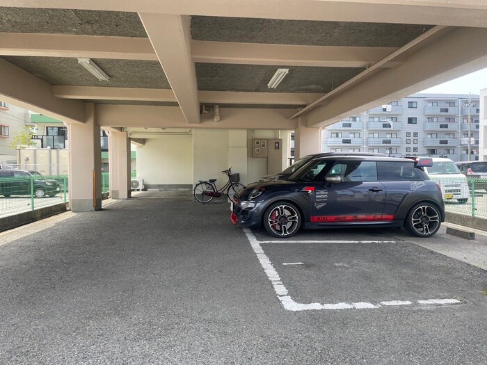 物件外観写真5　(駐車場)