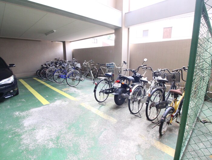 物件外観写真4　(駐輪場)