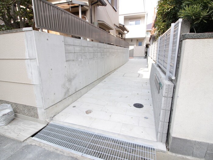 物件外観写真2　(エントランス部分)