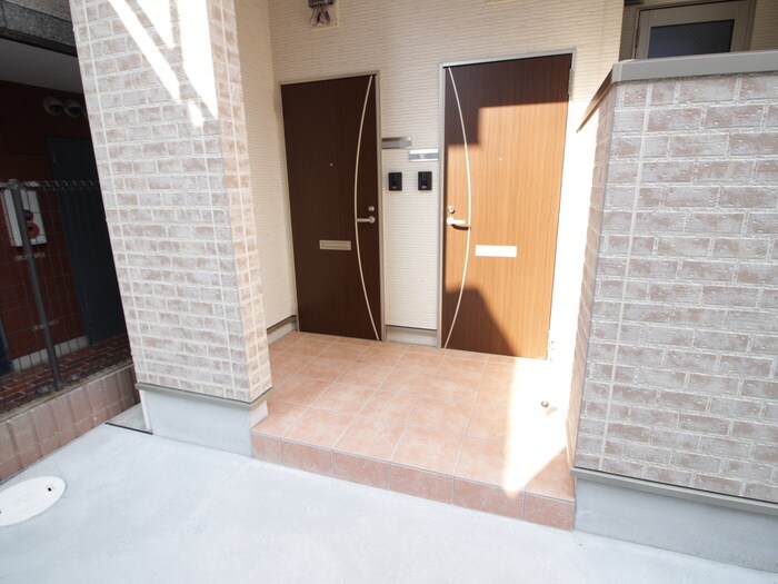 物件外観写真5　(エントランス部分)