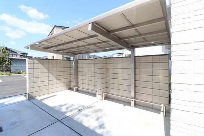 物件外観写真6　(バイク置き場)