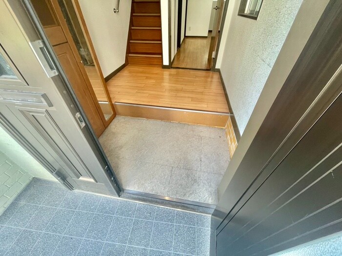 物件内観写真13　(玄関)