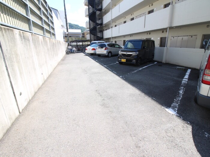 物件外観写真4　(駐車場)