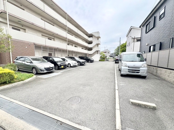 物件外観写真5　(駐車場)