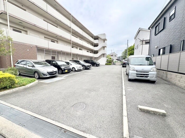 物件外観写真5　(駐車場)