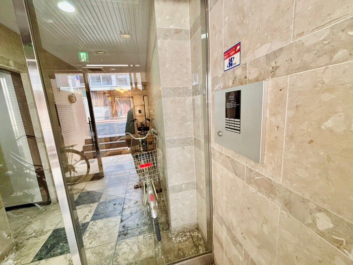 物件外観写真4　(エントランス部分)