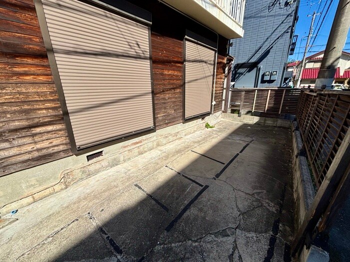 物件外観写真2　(駐車場)