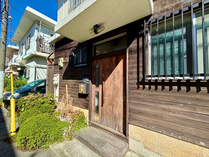 物件外観写真6　(エントランス部分)