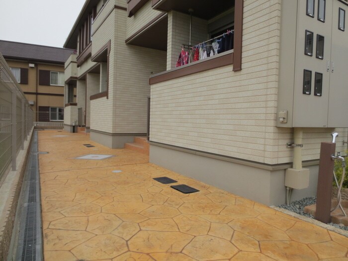 物件外観写真3　(エントランス部分)