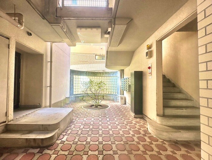 物件外観写真4　(エントランス部分)