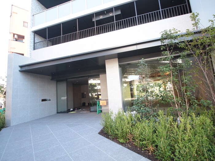 物件外観写真2　(エントランス部分)