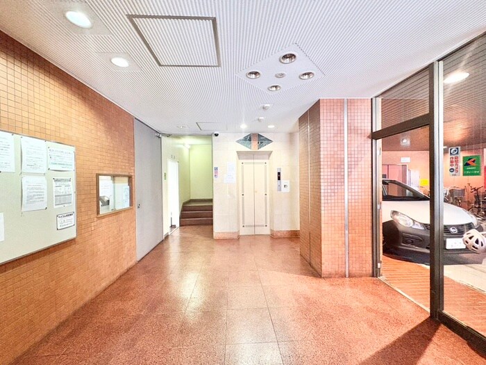 物件外観写真3　(エントランス部分)