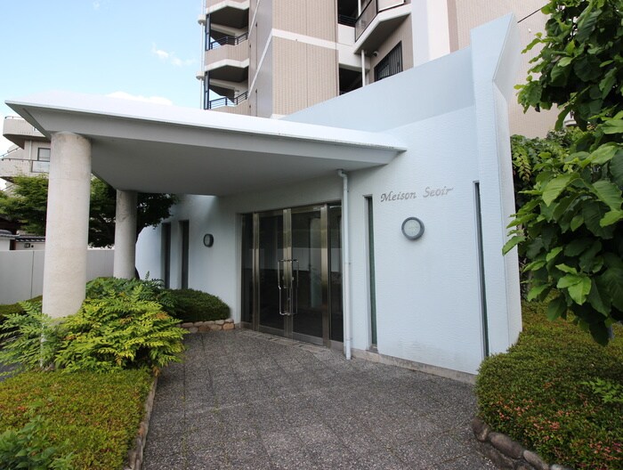 物件外観写真6　(エントランス部分)