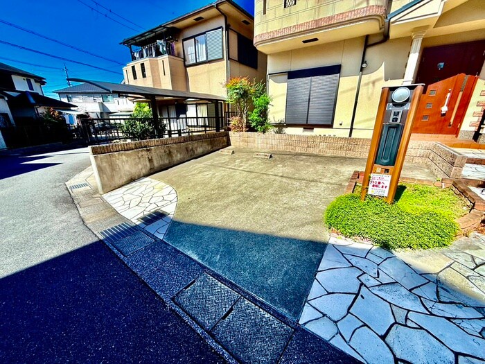 物件外観写真3　(駐車場)