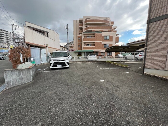 物件外観写真4　(駐車場)