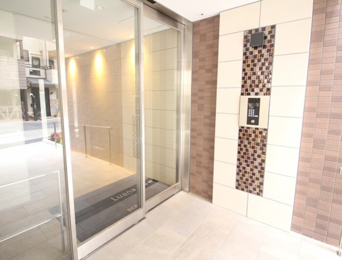 物件外観写真3　(エントランス部分)