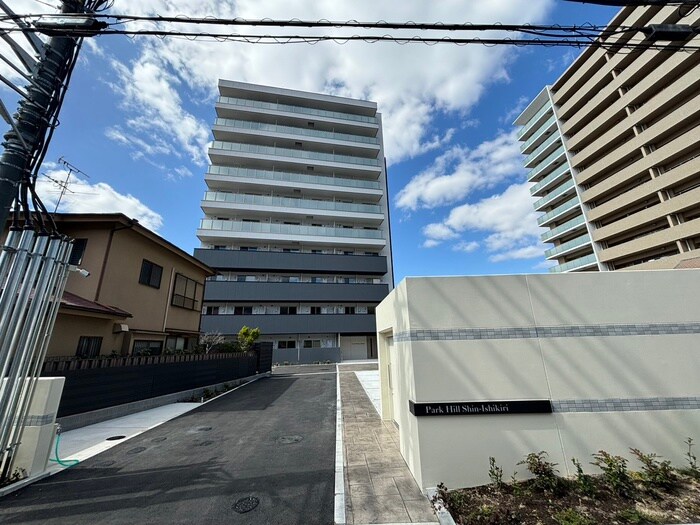 物件外観写真4　(エントランス部分)