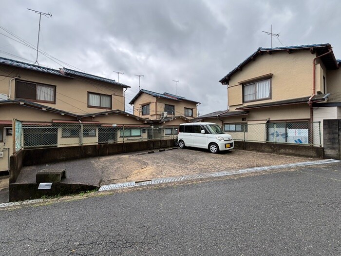 物件外観写真4　(駐車場)