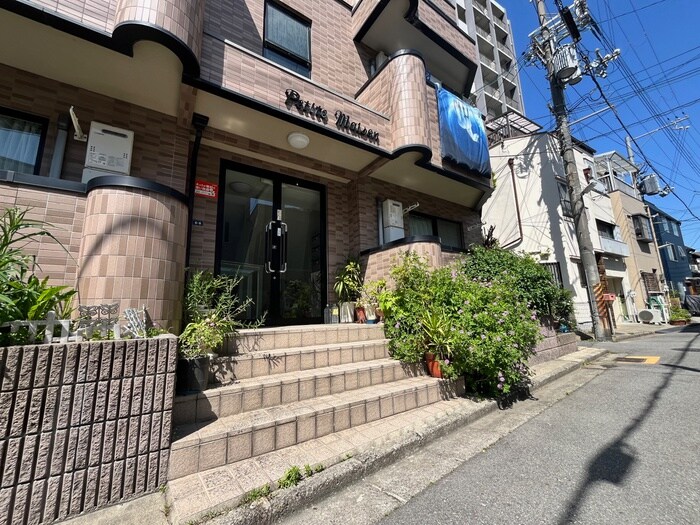 物件外観写真2　(エントランス部分)