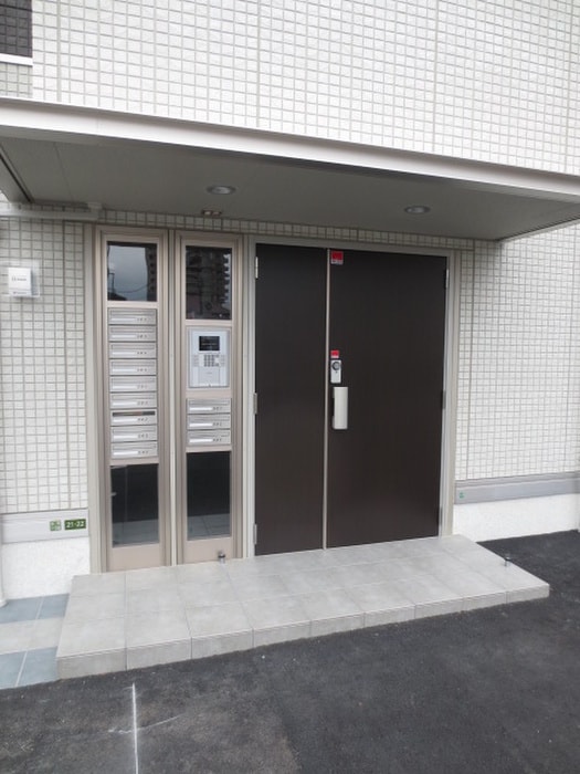 物件外観写真2　(エントランス部分)
