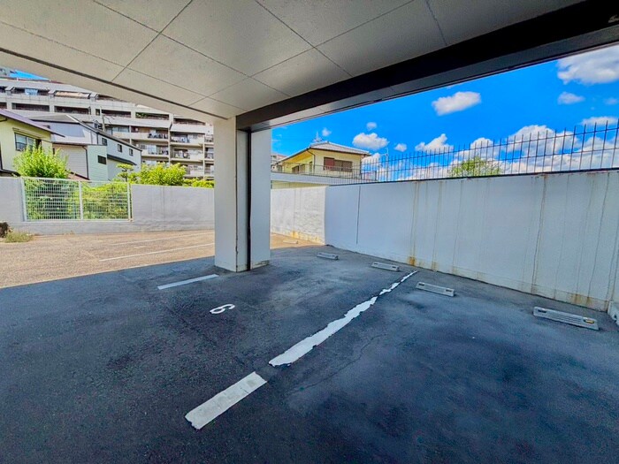 物件外観写真5　(駐車場)