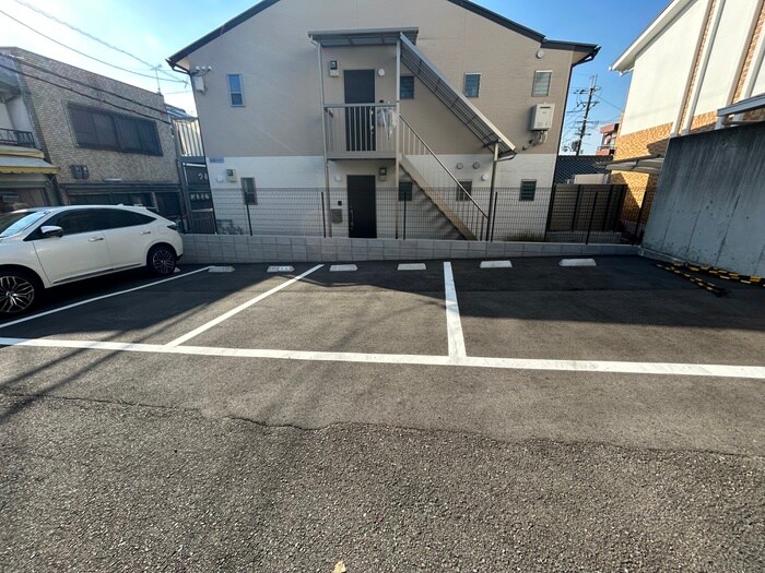 物件外観写真6　(駐車場)