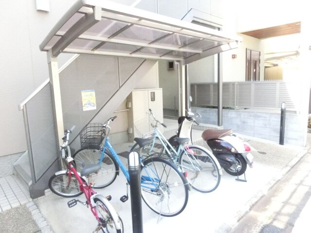 物件外観写真4　(駐輪場)