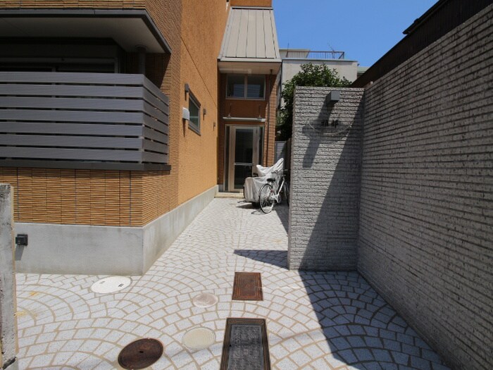 物件外観写真3　(エントランス部分)