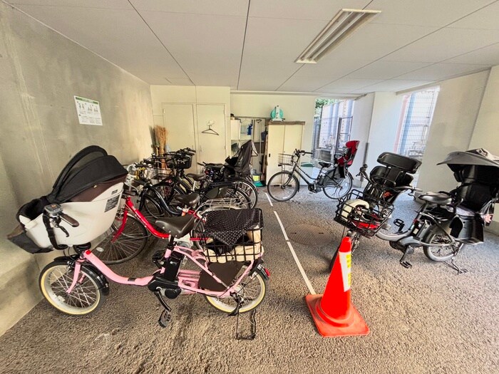 物件外観写真3　(駐輪場)