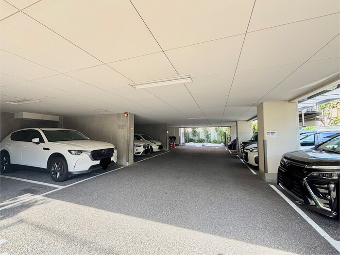 物件外観写真4　(駐車場)