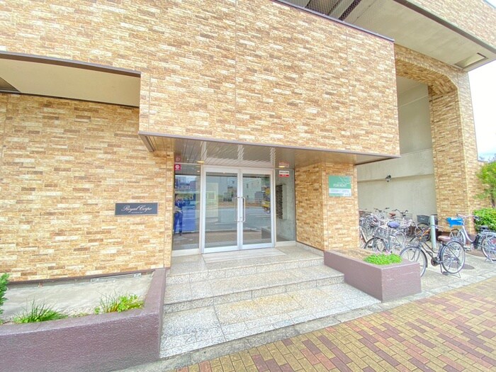 物件外観写真2　(エントランス部分)