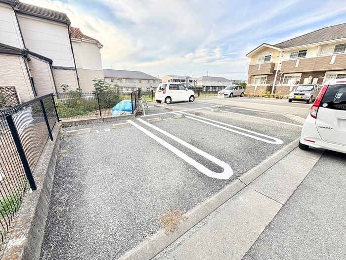 物件外観写真3　(駐車場)