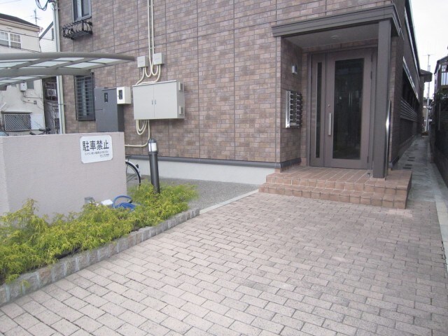 物件外観写真2　(エントランス部分)