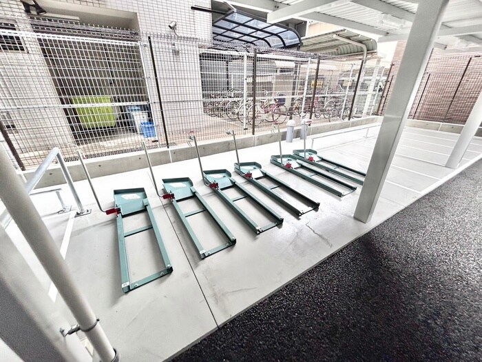 物件外観写真3　(バイク置き場)