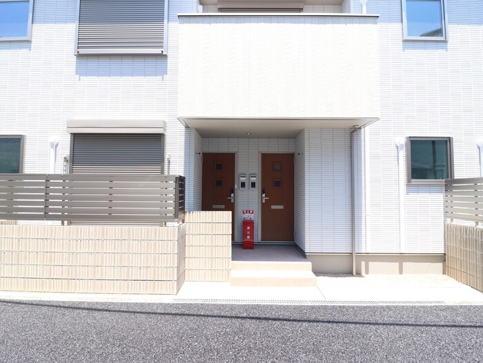 物件外観写真3　(エントランス部分)