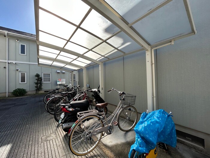 物件外観写真3　(駐輪場)