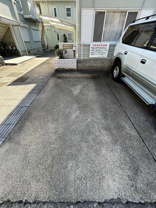 物件外観写真4　(駐車場)