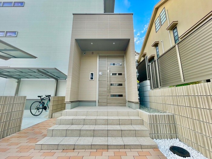 物件外観写真2　(エントランス部分)