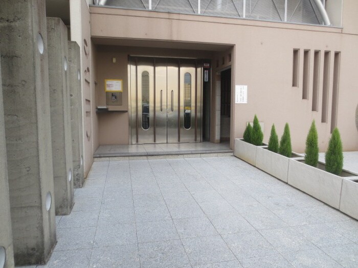 物件外観写真3　(エントランス部分)