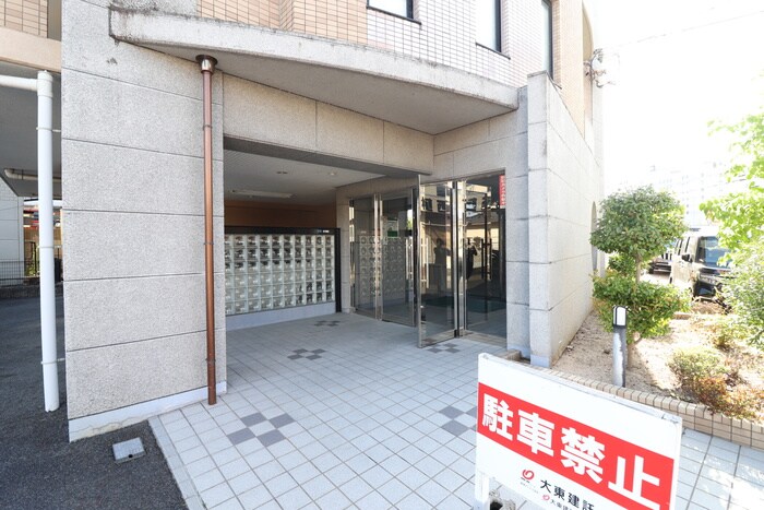 物件外観写真2　(エントランス部分)