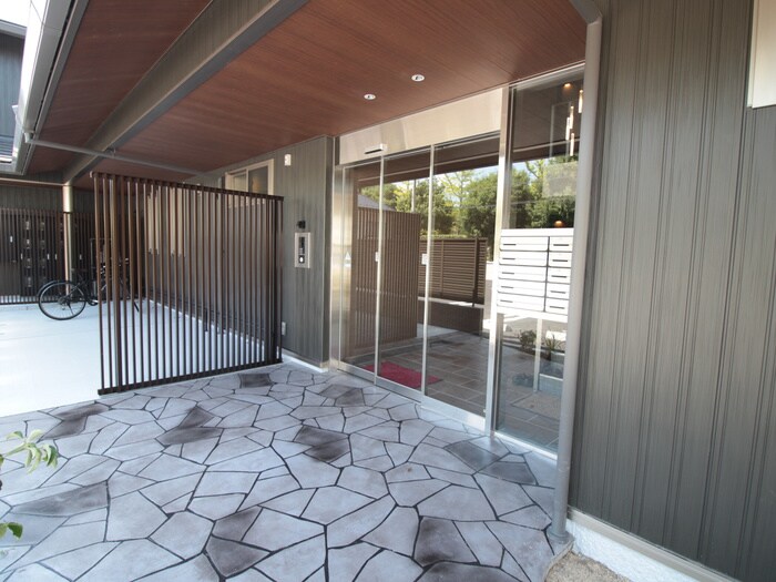 物件外観写真2　(エントランス部分)