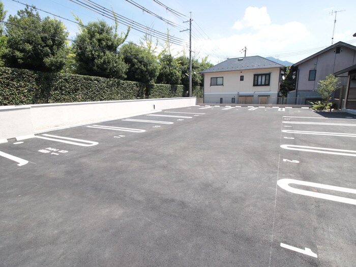 物件外観写真5　(駐車場)
