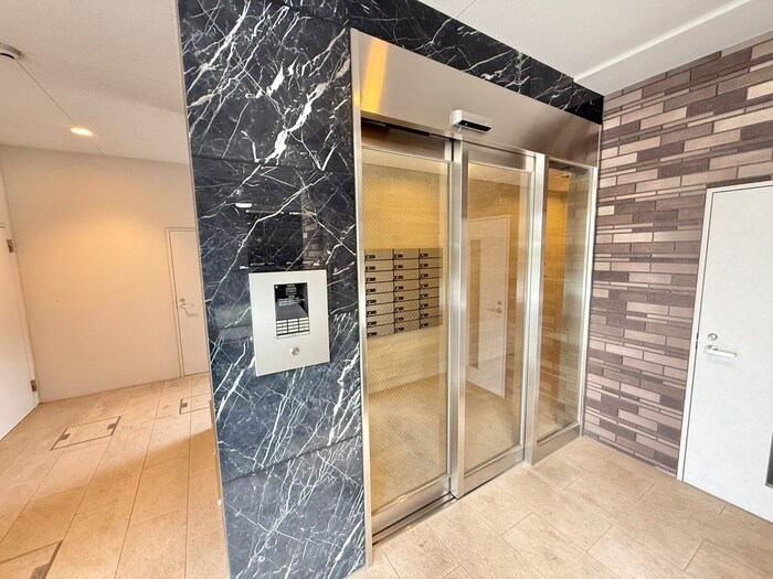 物件外観写真2　(エントランス部分)