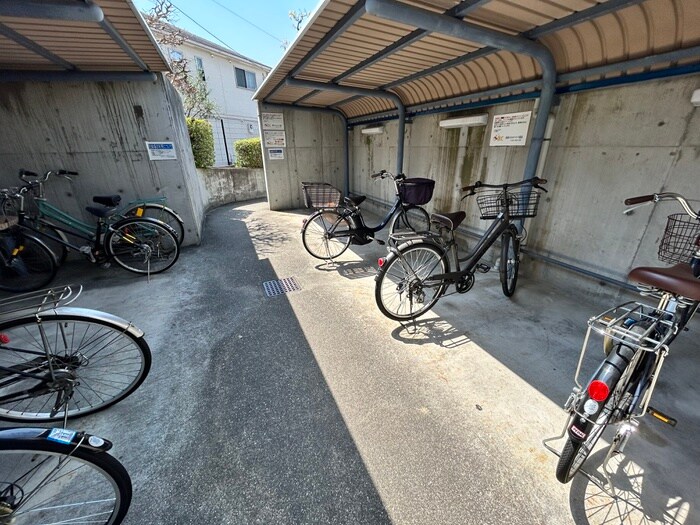 物件外観写真4　(駐輪場)