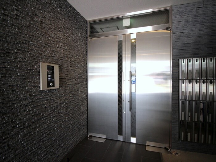 物件外観写真2　(エントランス部分)