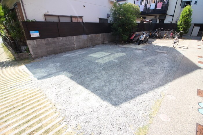 物件外観写真4　(駐車場)