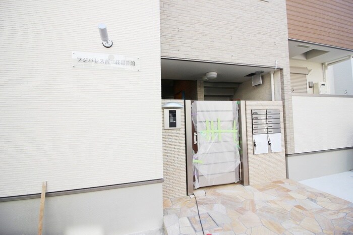 物件外観写真6　(エントランス部分)